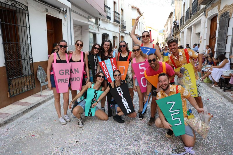 Les carrosses de Gata omplin el recorregut d’enginy, confeti,… i crítiques per l’entrada de bous “sorpresa” Les carrosses de Gata omplin el recorregut d’enginy, confeti,… i crítiques per l’entrada de bous “sorpresa”